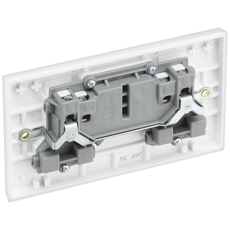 BG Electrical - Enchufe, 13A, 2x Toa De Corriente Con Carga USB