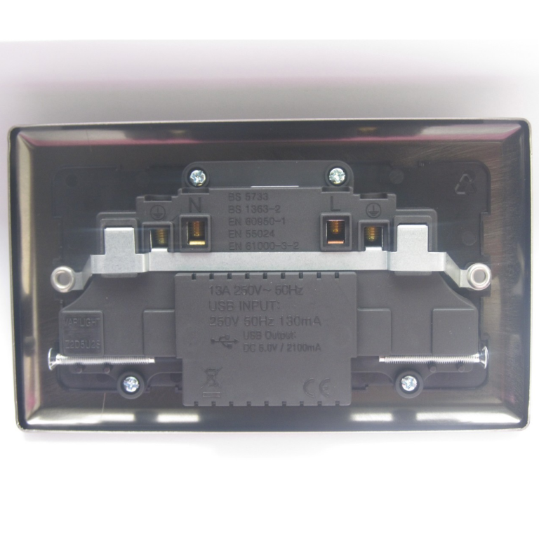 Varilight 2-Gang 13A Unswitched Socket 2x5V DC 2100mA USB Charging
