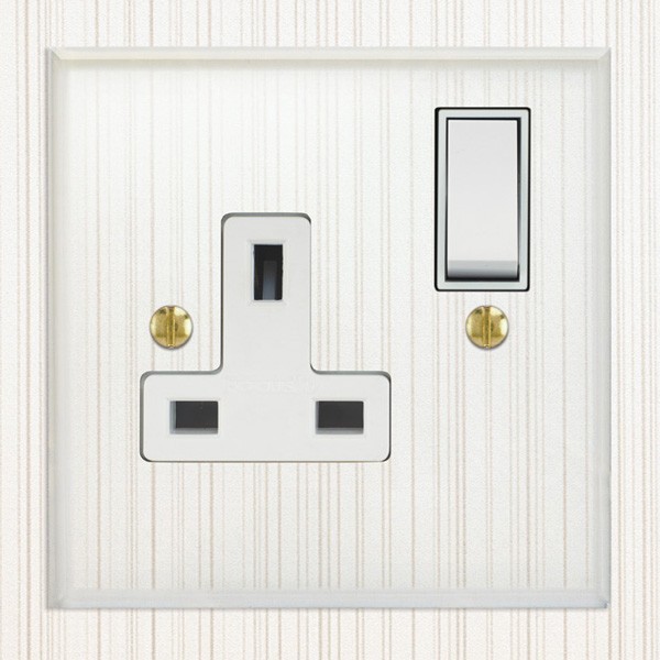 Focus SB Prism P17.1W 1 gang 13 amp switched socket, with plastic